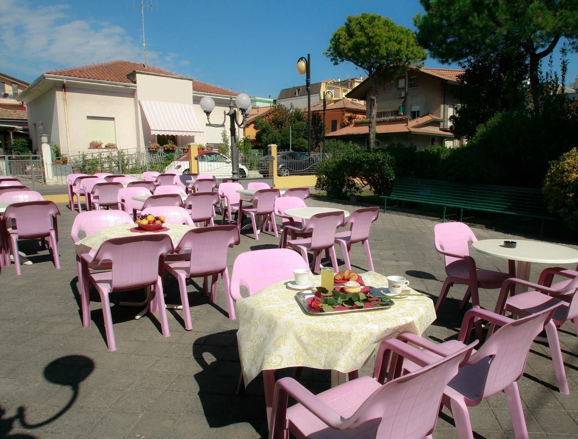 Hotel Adriatico Bellaria-Igea Marina Buitenkant foto